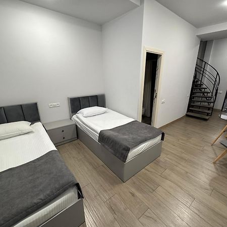 Lux Plaza Hotell P'arak'ar Exteriör bild