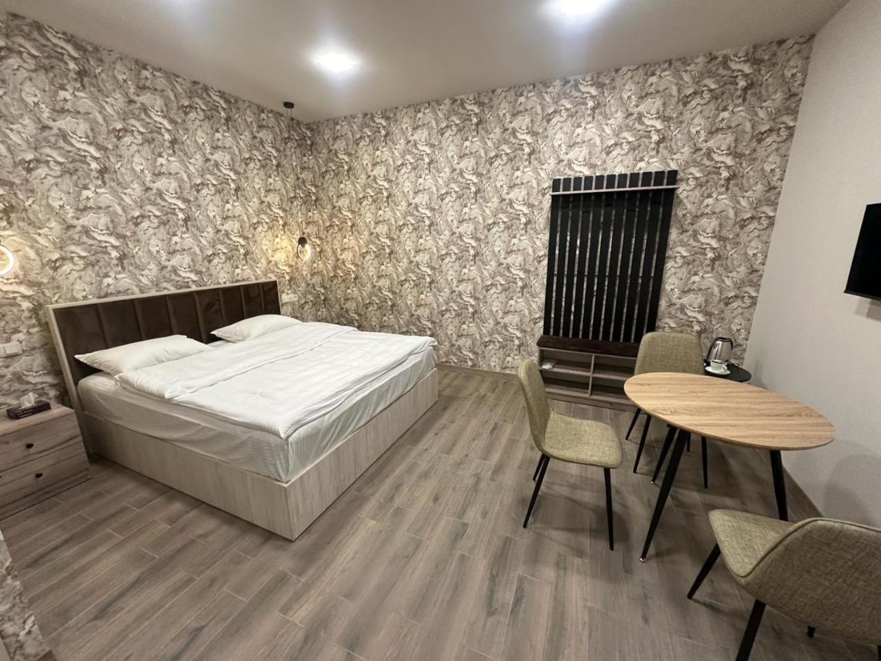 Lux Plaza Hotell P'arak'ar Exteriör bild