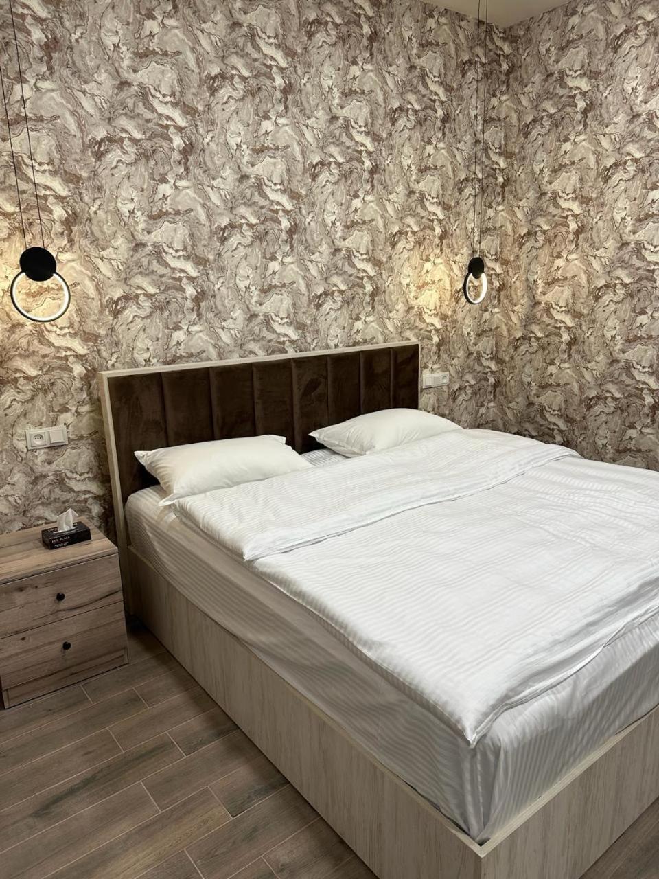 Lux Plaza Hotell P'arak'ar Exteriör bild