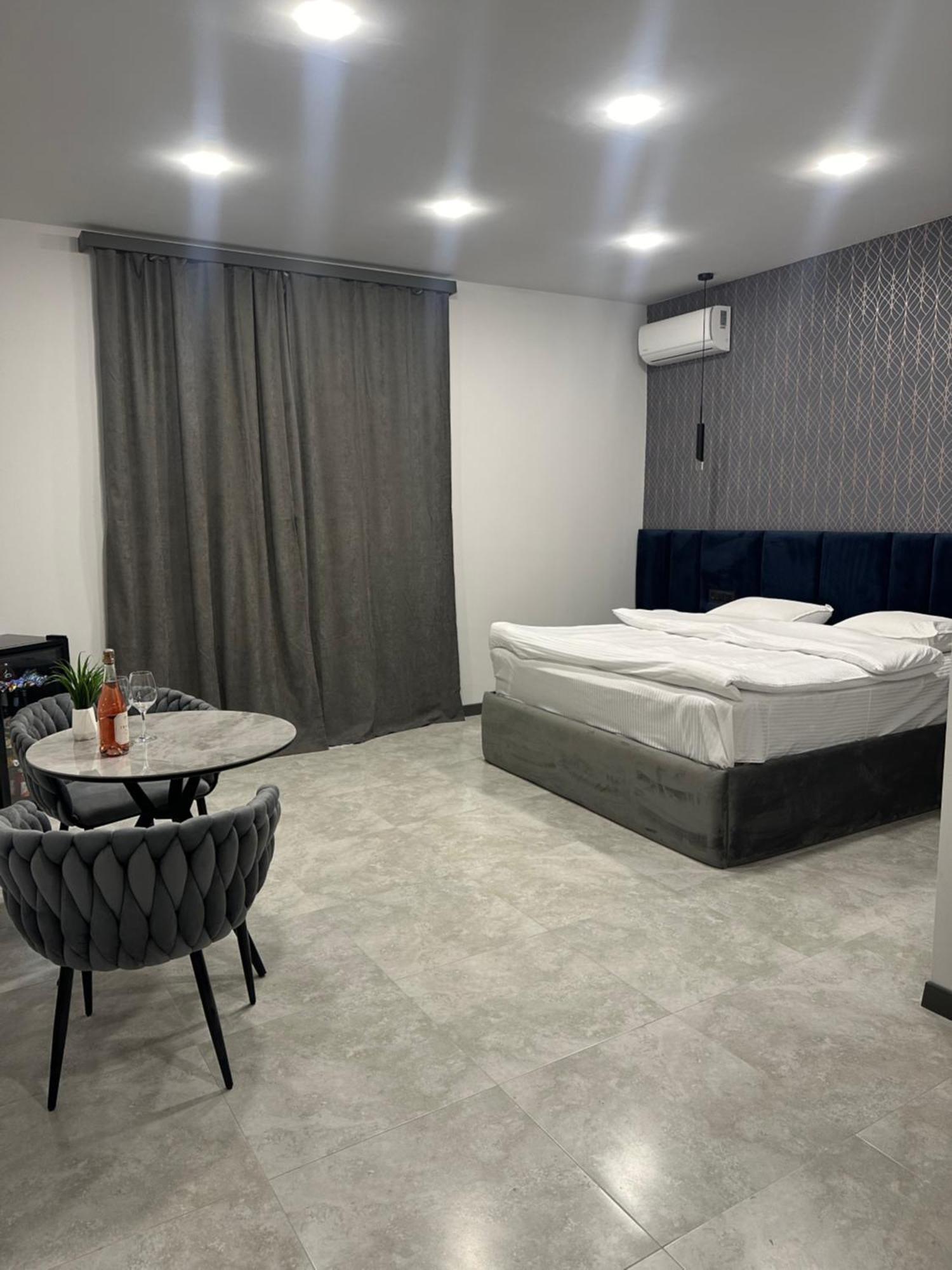 Lux Plaza Hotell P'arak'ar Exteriör bild