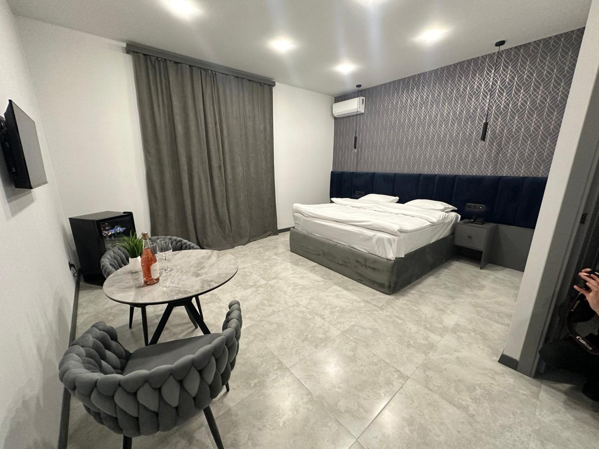 Lux Plaza Hotell P'arak'ar Exteriör bild
