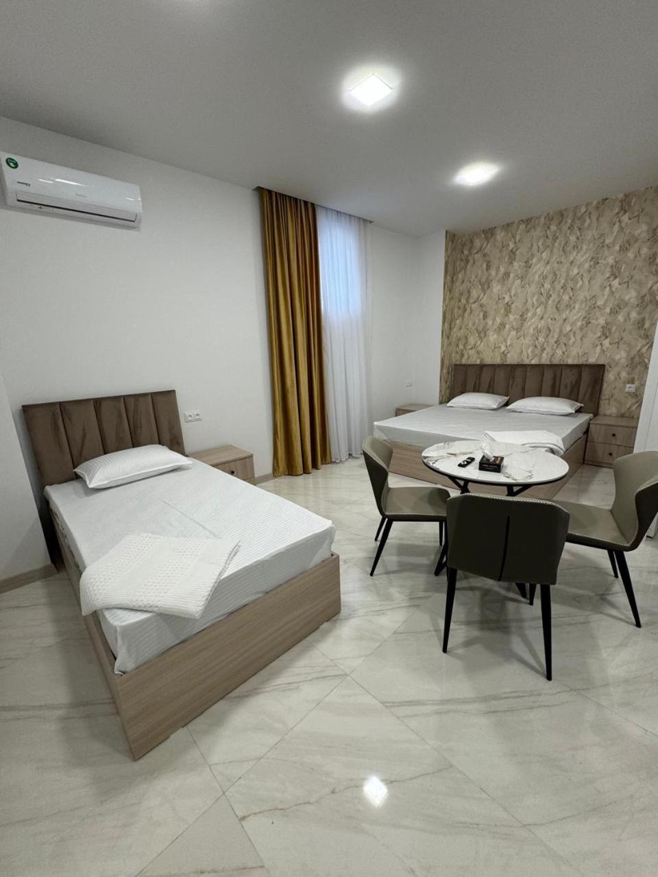 Lux Plaza Hotell P'arak'ar Exteriör bild