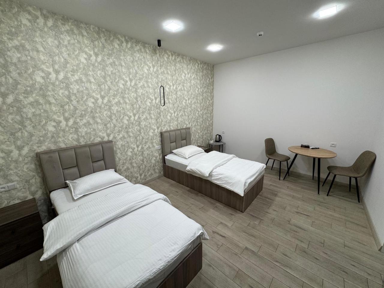 Lux Plaza Hotell P'arak'ar Exteriör bild