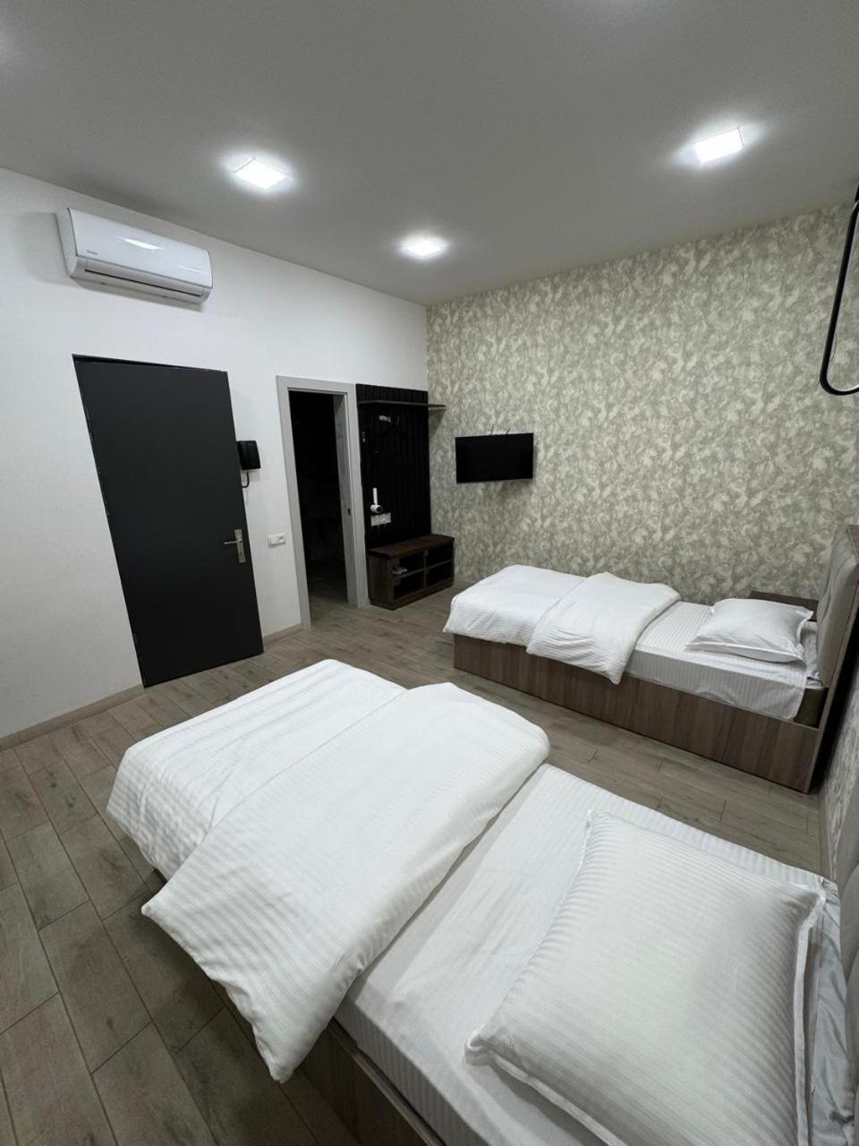 Lux Plaza Hotell P'arak'ar Exteriör bild
