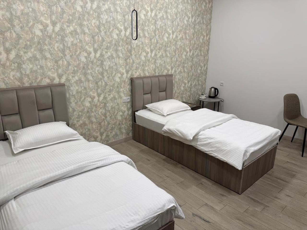 Lux Plaza Hotell P'arak'ar Exteriör bild