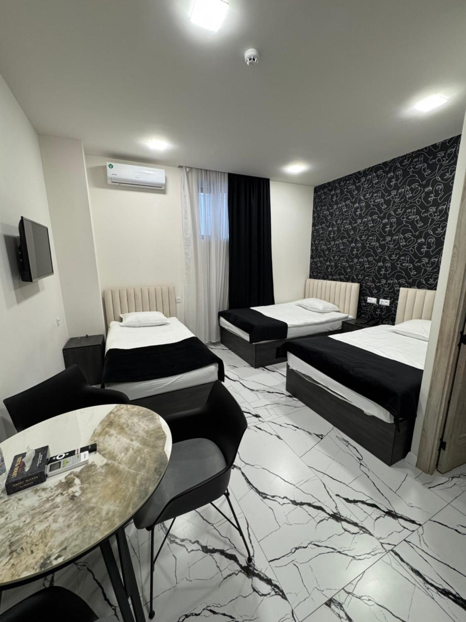 Lux Plaza Hotell P'arak'ar Exteriör bild