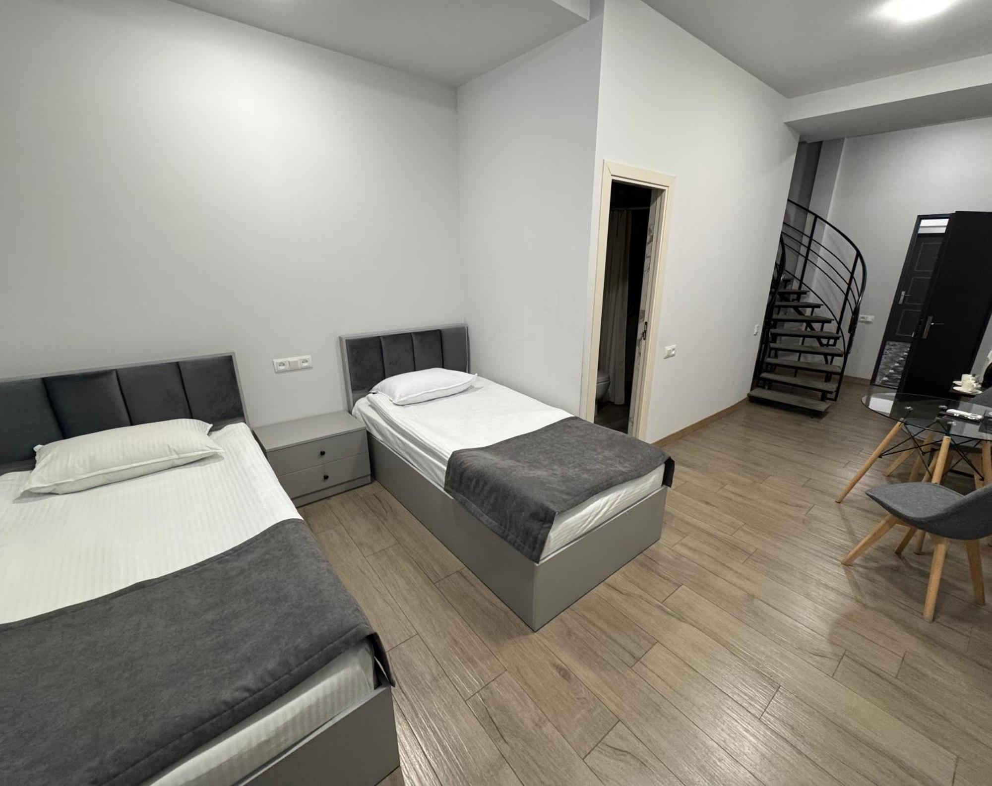 Lux Plaza Hotell P'arak'ar Exteriör bild