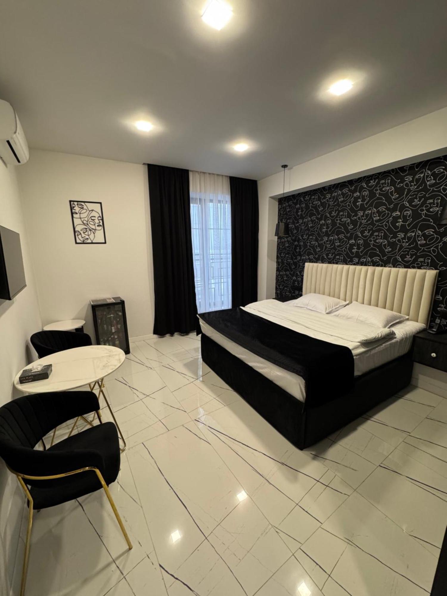 Lux Plaza Hotell P'arak'ar Exteriör bild