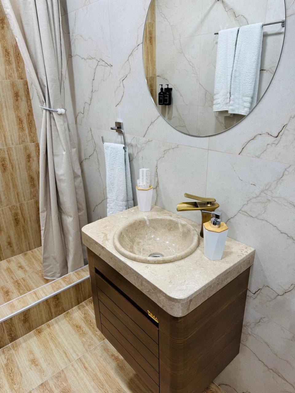 Lux Plaza Hotell P'arak'ar Exteriör bild