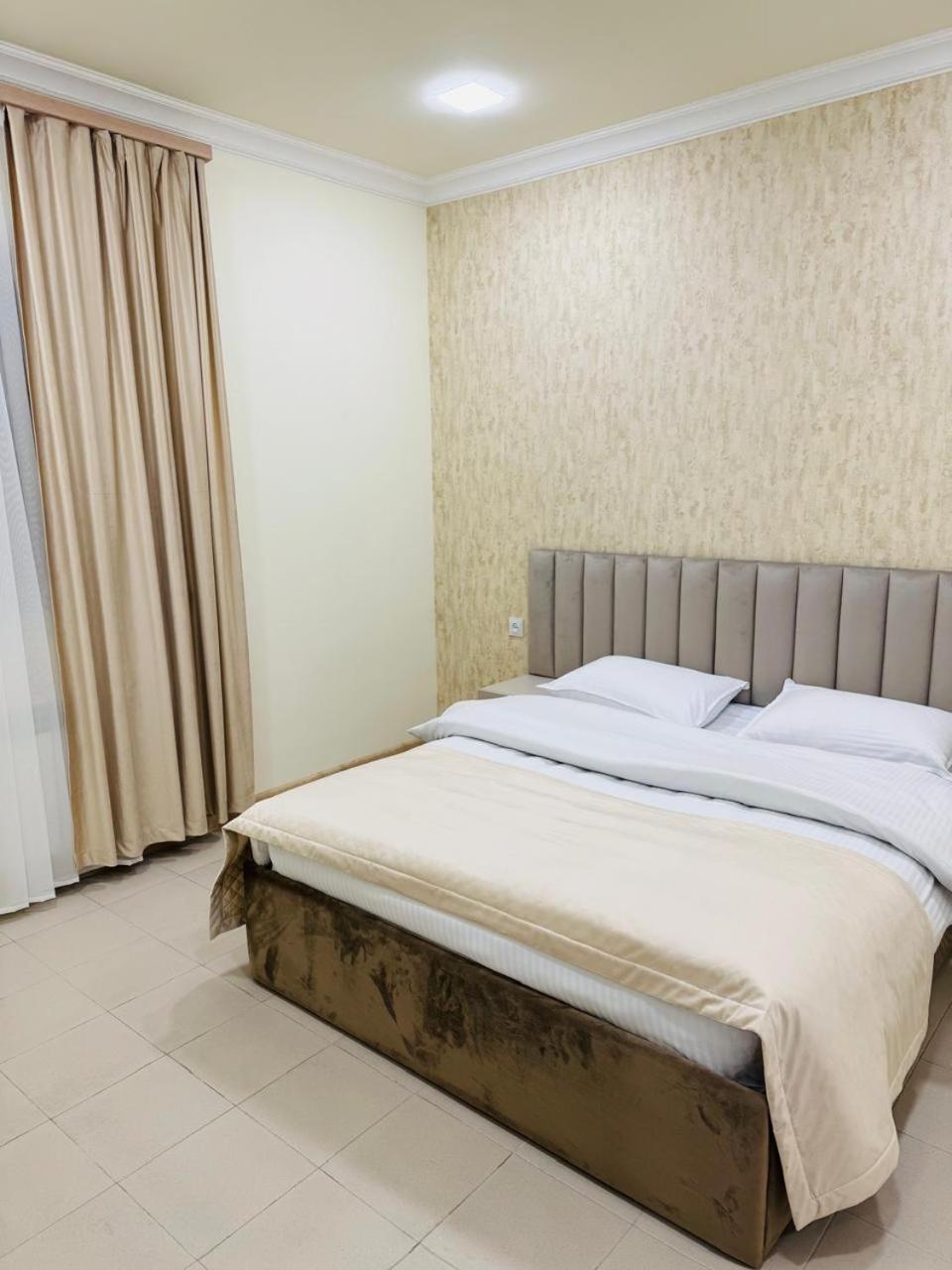 Lux Plaza Hotell P'arak'ar Exteriör bild