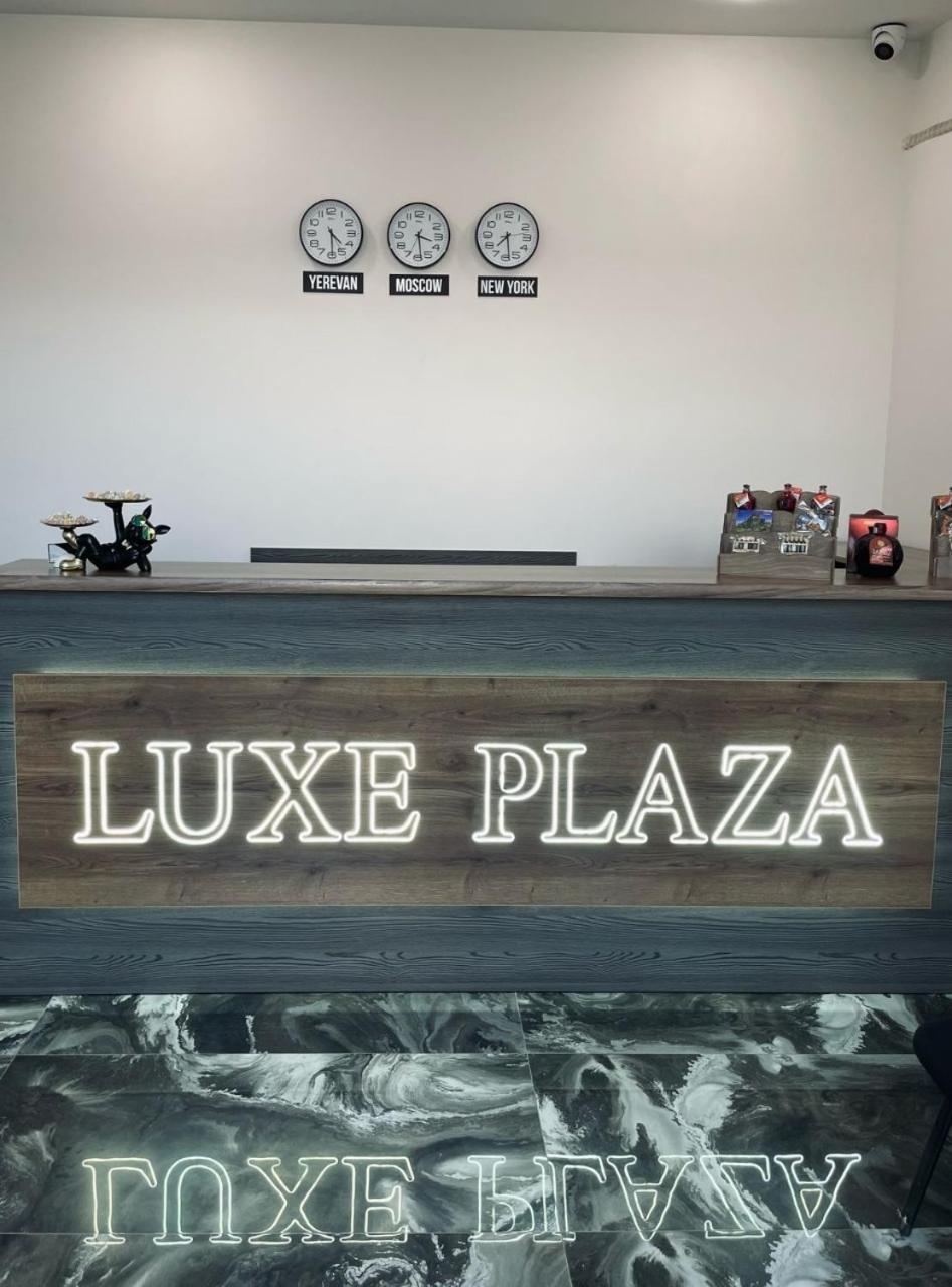 Lux Plaza Hotell P'arak'ar Exteriör bild