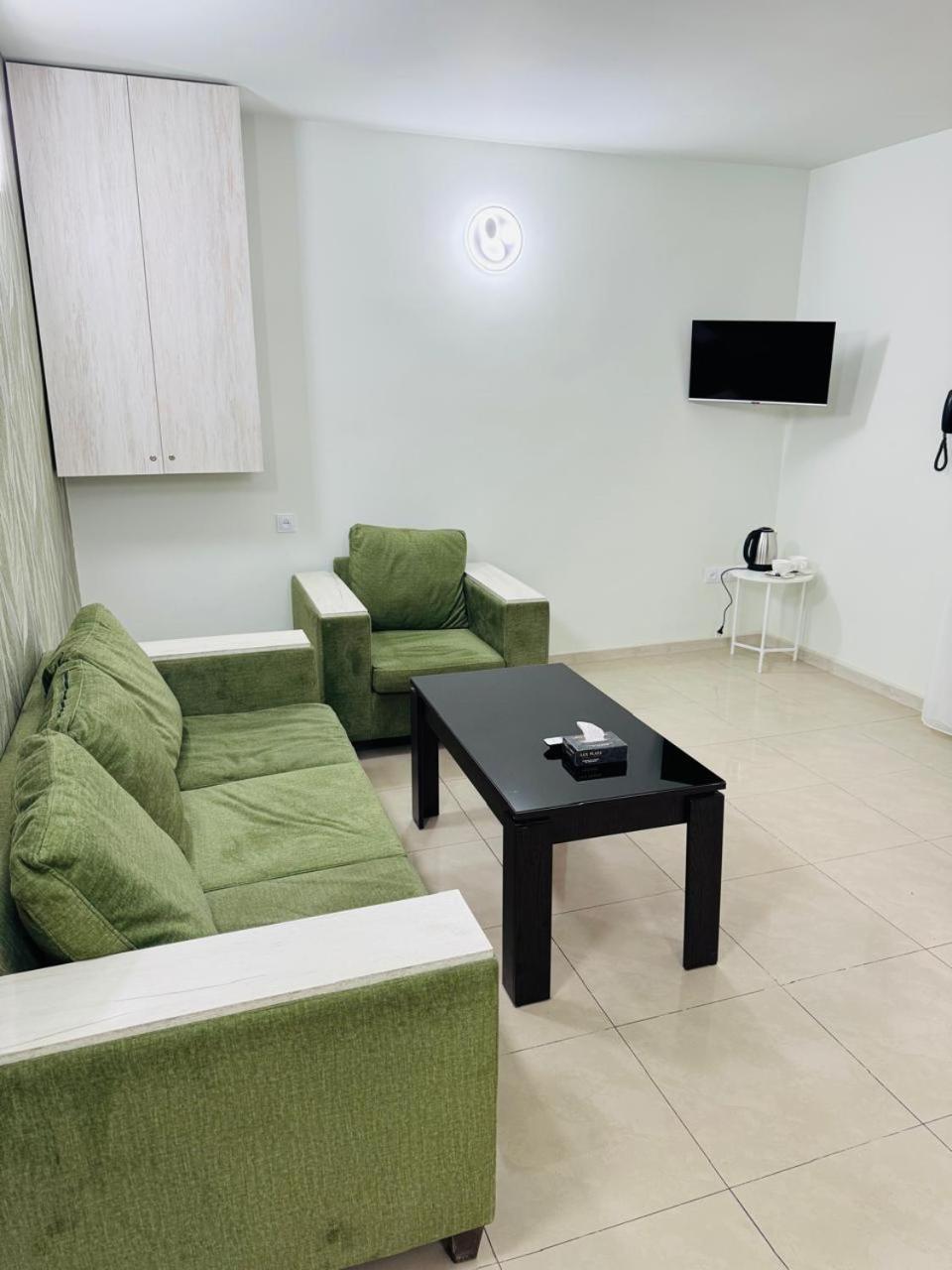 Lux Plaza Hotell P'arak'ar Exteriör bild