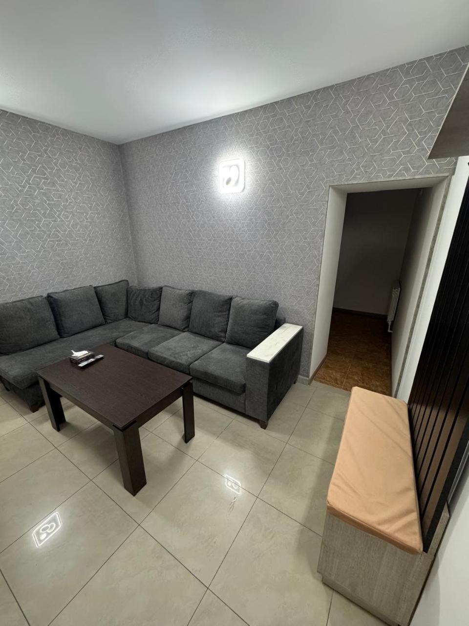 Lux Plaza Hotell P'arak'ar Exteriör bild